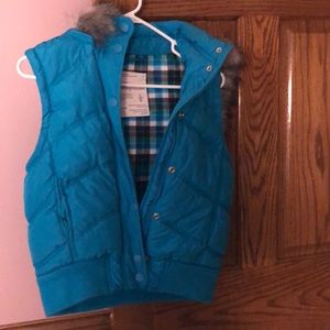 Aqua puffer vest with detachable hood